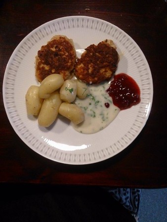 Kylling frikadeller , asparges kartofler, persillesovs og tyttebær
